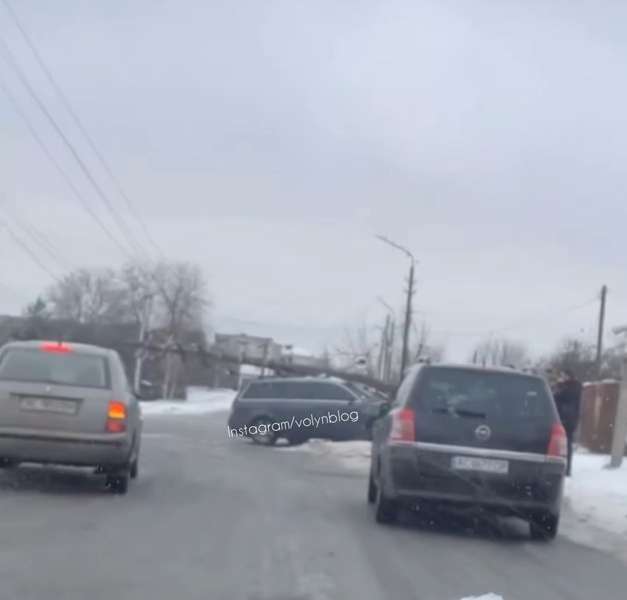 У Луцьку авто влетіло в електроопору (фото)