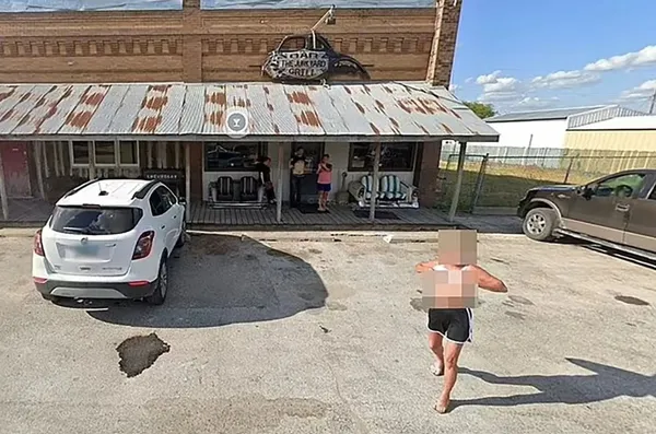 Жінка посеред вулиці оголила груди на камеру Google Maps (фото)