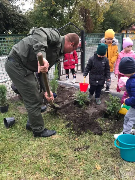 Маленькі волиняни озеленювали територію дитячого садочка (фото)