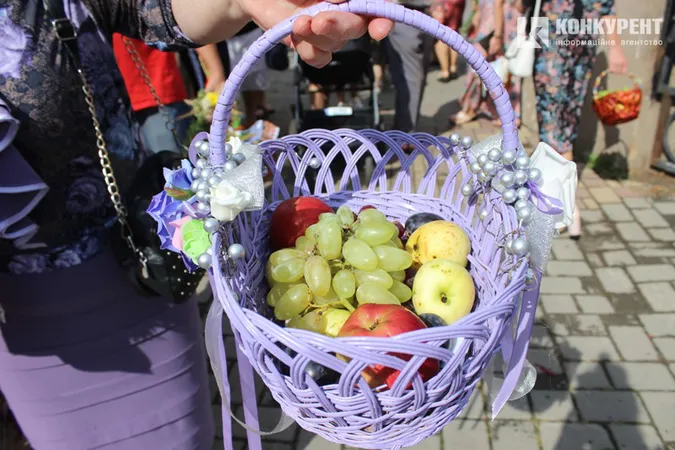 Просто бузковий, бо чом би й ні?