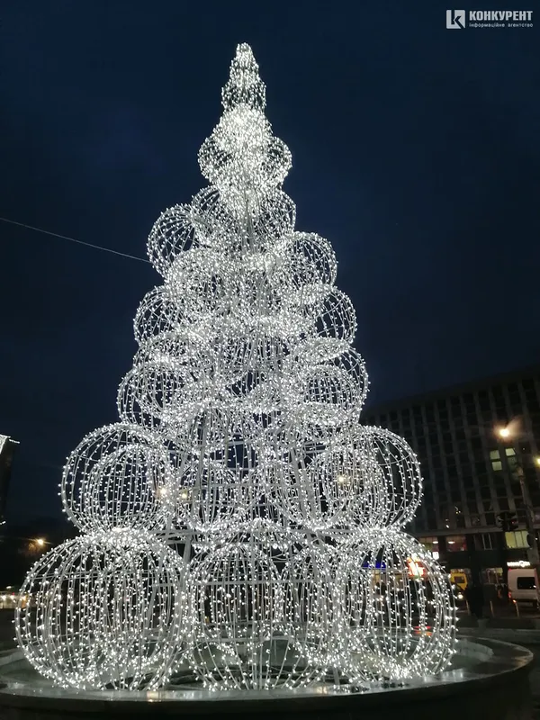 Біля «Променя» горить 14-метрова ялинка з куль (фото)