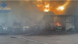 На Волині – пожежа: згоріли два автобуси і гараж (фото, відео)