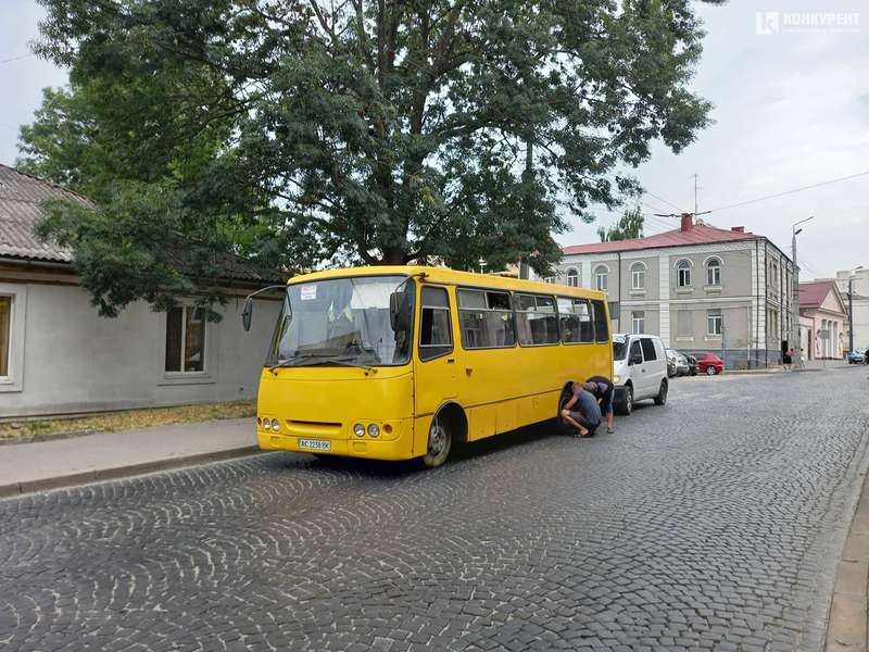У Луцьку в маршрутки під час руху відлетіло колесо (фото)
