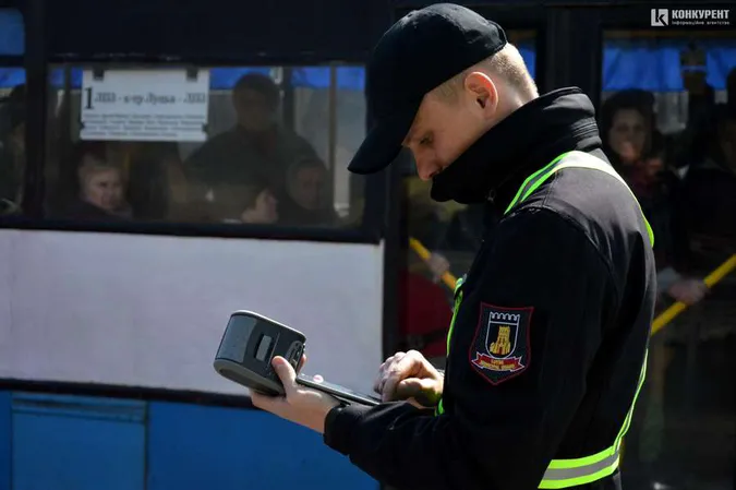Інспектор з паркування розповів, як перестати бути «паркохамом» у Луцьку (фото)