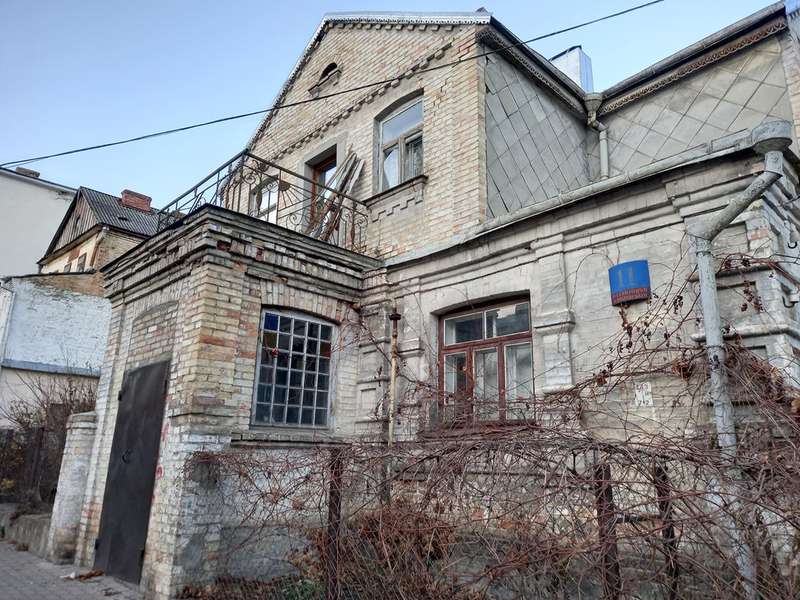 Встановили пластикові вікна: у Луцьку ремонтують старовинний маєток (фотофакт)
