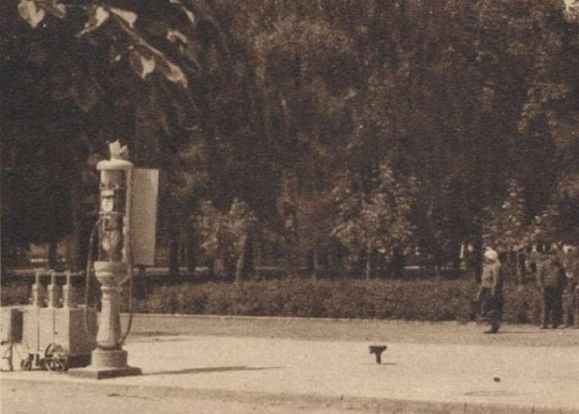 Колонка біля парку на фото 1930-х