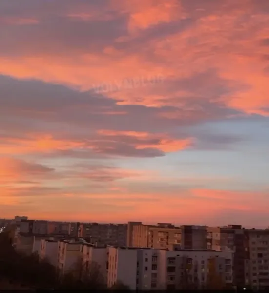 Казковий світанок в осінньому Луцьку (фото)