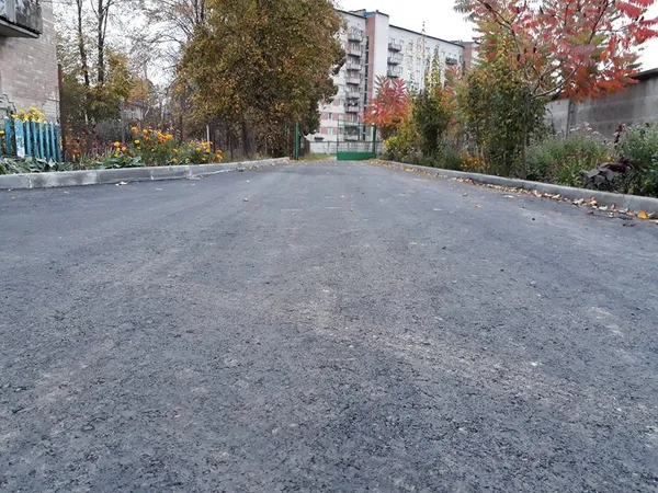 У Луцьку завершується ремонт прибудинкової території на Львівській (фото)