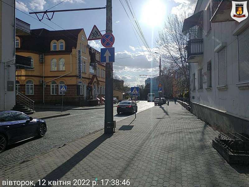 Зупинка заборонена: водіям нагадають про знаки на Богдана Хмельницького  (фото)