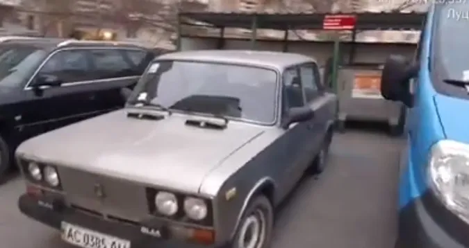 Лучан просять не паркувати автомобілі біля смітників (відео)