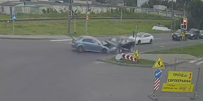 Лоб у лоб: у Луцьку на проблемному перехресті потрощилися Mitsubishi та Volvo (відео)
