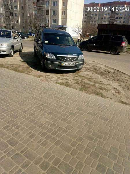 Паркувалися на тротуарах і зелених зонах: у Луцьку покарали «автохамів» (фото)