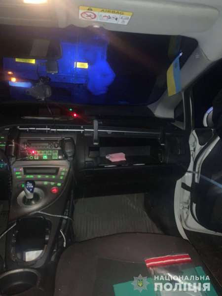 Під Луцьком п'яний водій КамАЗу підкинув гроші в патрульне авто (фото, відео)