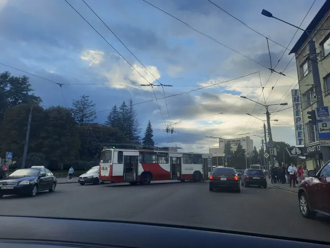 У центрі Луцька тролейбус врізався у Lexus (фото)