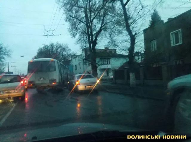 Аварія у Луцьку: не розминулися автобус і три іномарки (фото)