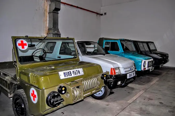 На Луцькому автозаводі знайшли експозицію рідкісних легковиків (фото)