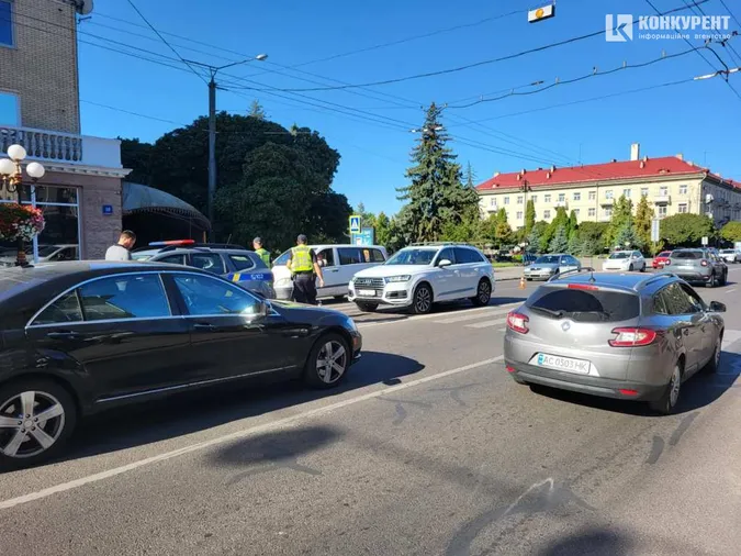 Навпроти ВНУ у Луцьку «ауді» збила дівчину на пішохідному переході (фото)