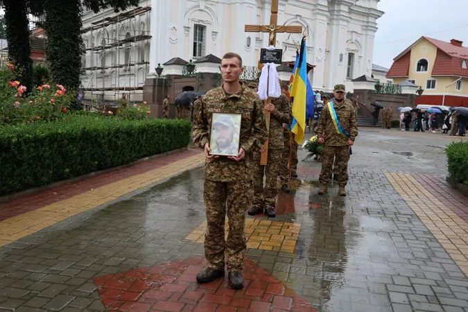 У Луцьку попрощалися із загиблим під Роботиним офіцером Тарасом Пархомуком (фото)