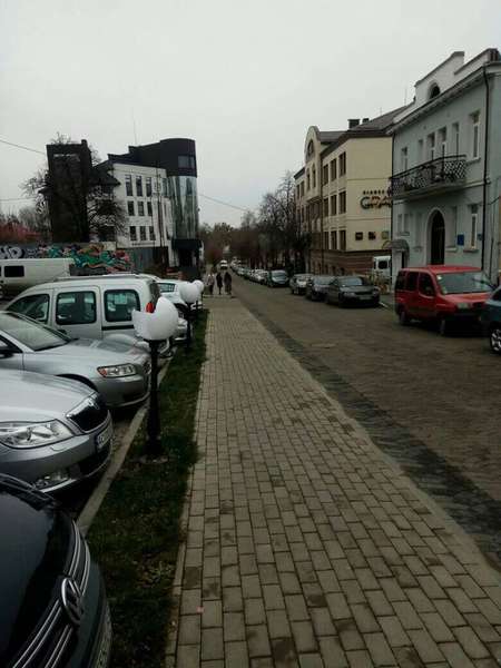 Розбиті ліхтарі: вандали знову понищили сквер у Луцьку (фото)