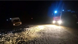 У Княгининку водій вантажівки не міг розвернутися: тягнули рятувальники (фото)