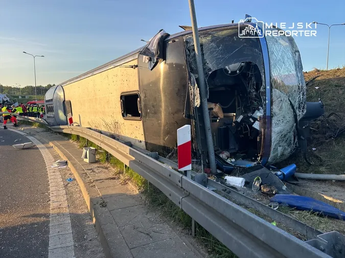 У Польщі перекинувся автобус з українцями, у місце аварії згодом влетіла фура (фото)