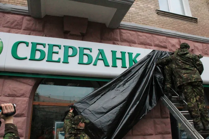 Депутатів Луцькради закликали припинити роботу російських банків, інакше блокуватимуть їх самі