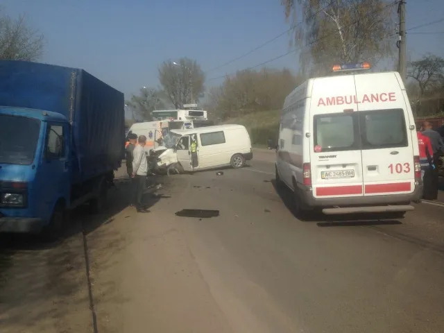 Аварія на Набережній: мікроавтобус зіткнувся з КамАЗом (фото)