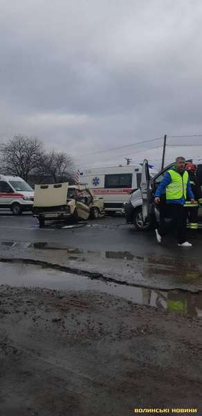 У ДТП на виїзді з Луцька постраждали троє людей (фото, відео)