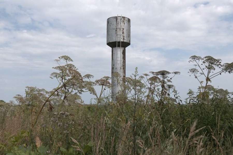 Покинута водонапірна вежа у селі Барвінок