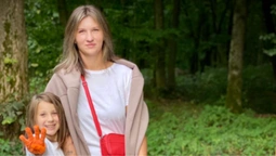 На прогулянку в ліс біля Луцька мама з донькою одягають яскраві рукавиці: навіщо (фото)