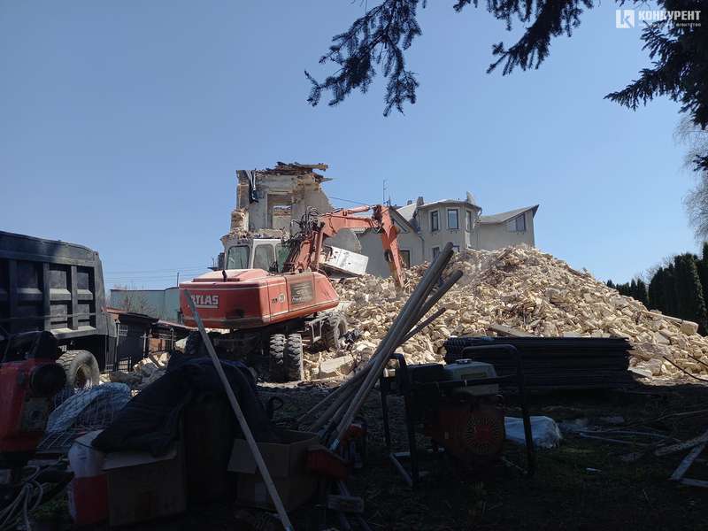 Залишилася купа цегли: коли у Луцьку повністю знесуть будинок на Ярощука (фото)