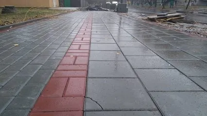 Нова бруківка на тротуарах  Луцька кришиться під ногами (фото)