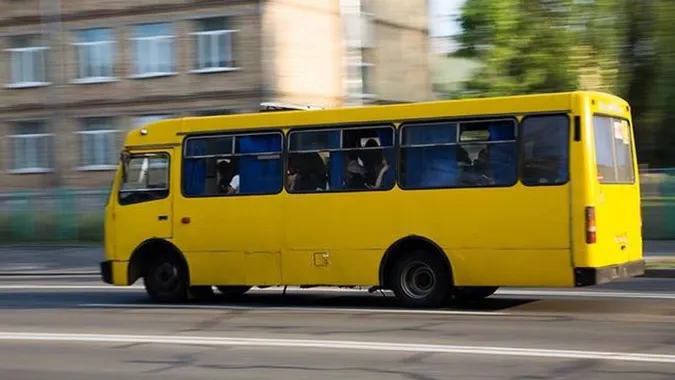 Через подвійну суцільну: маршрутка у Луцьку порушила ПДР (відео)