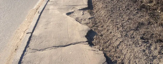На Володимирській у Луцьку просять облаштувати тротуар