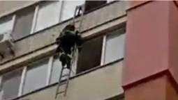 У Луцьку рятувальник заліз на восьмий поверх, аби звільнити літню жінку (відео)