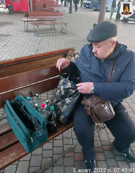 «На доріжку»: у Луцьку на автостанції викрили «алкомаркет» на лавочці (фото)