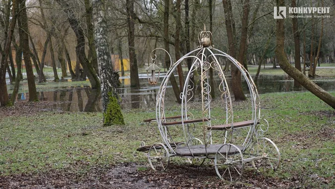 Мокрий луцький парк, або Як алеї тонуть у воді (фото)