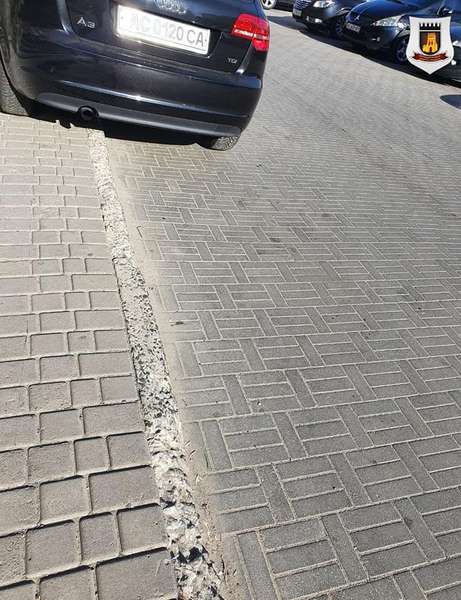 У Луцьку на Соборності паркувальники пошкодили тротуар (фото)
