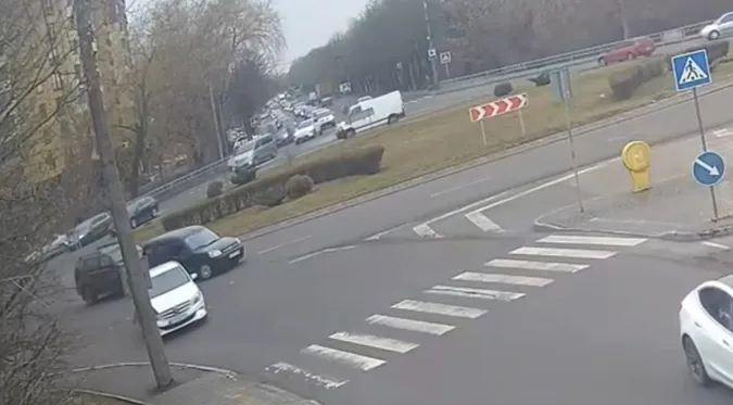 У Луцьку на перехресті Citroën протаранив Mercedes (відео)