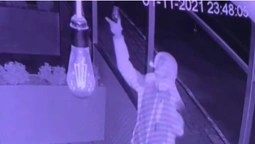 Дві миски та чотири лампочки: в Нововолинську чоловік обікрав терасу ресторану (відео)