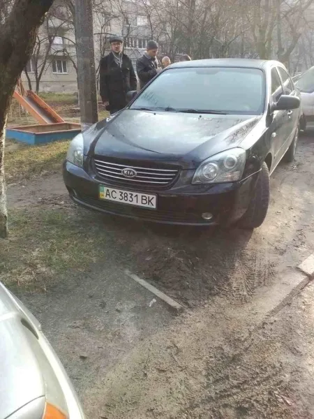 Луцькі муніципали «полюють»  на порушників правил паркування (фото)