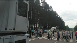 Жителі Маневицького району – проти об'єднання: перекрили дорогу (фото)