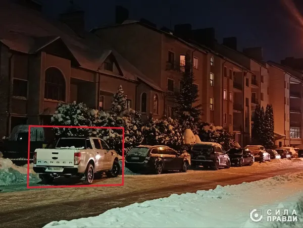 Робочий Ford Ranger Володимира Марценюка припаркований біля будинку. Січень 2026 року