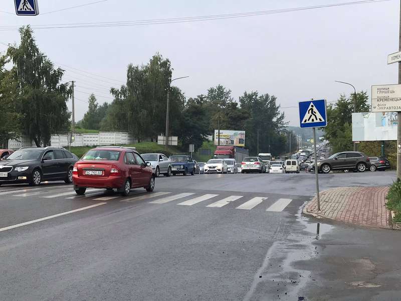 У Луцьку на Дубнівській через вантажівку з буряками утворився довжелезний затор (фото, відео)