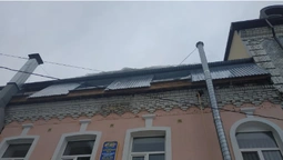 Бурульки падають на голову, – лучани скаржаться на небезпечний дах у центрі міста (фото)