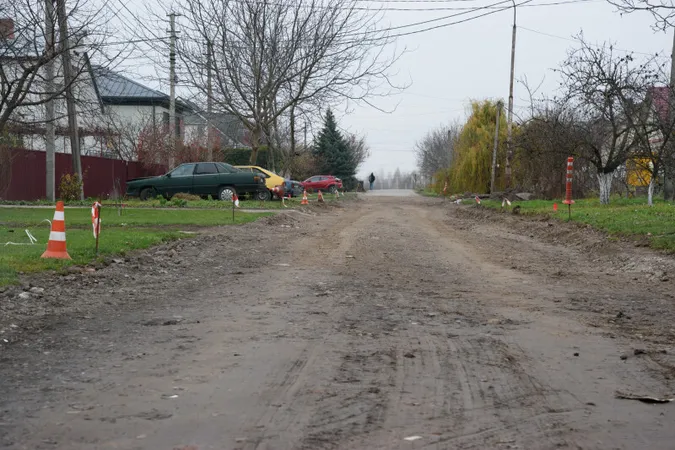 Попри війну у Луцькій громаді ремонтують дороги (фото)