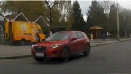 У Луцьку зухвалий водій порушив правила перед носом патрульних (відео)