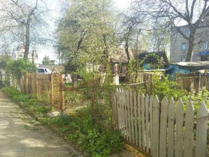 Лучани сваряться через паркан у центрі