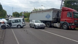 У Нововолинську фура врізалась у легковик – травмованого водія визволили рятувальники (фото, відео)