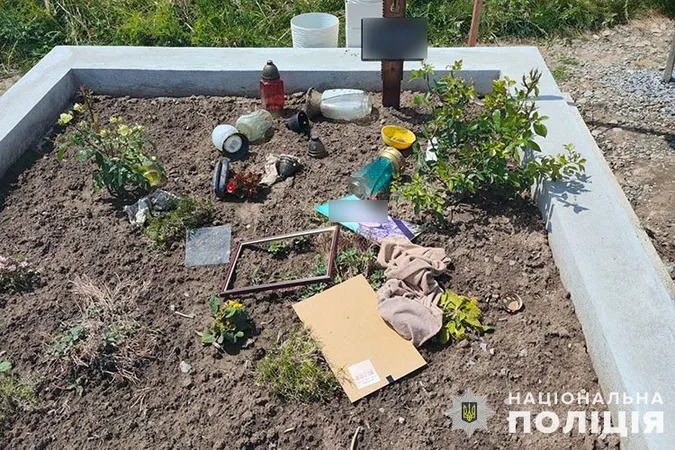 Розкидані хрести і прапори: на Тернопільщині сплюндрували могили захисників (фото)